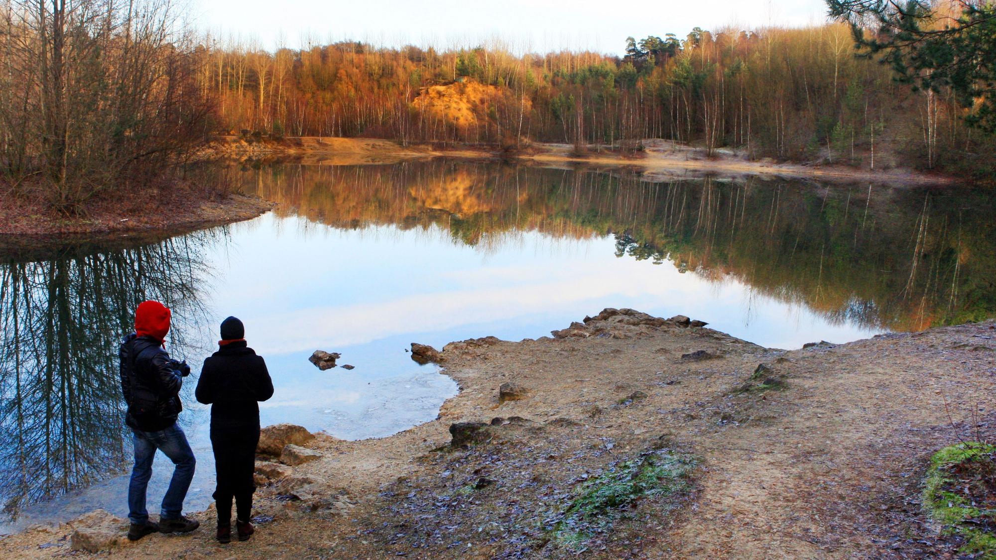 Zwei Menschen stehen an der Grube Cox in Bergisch Gladbach.