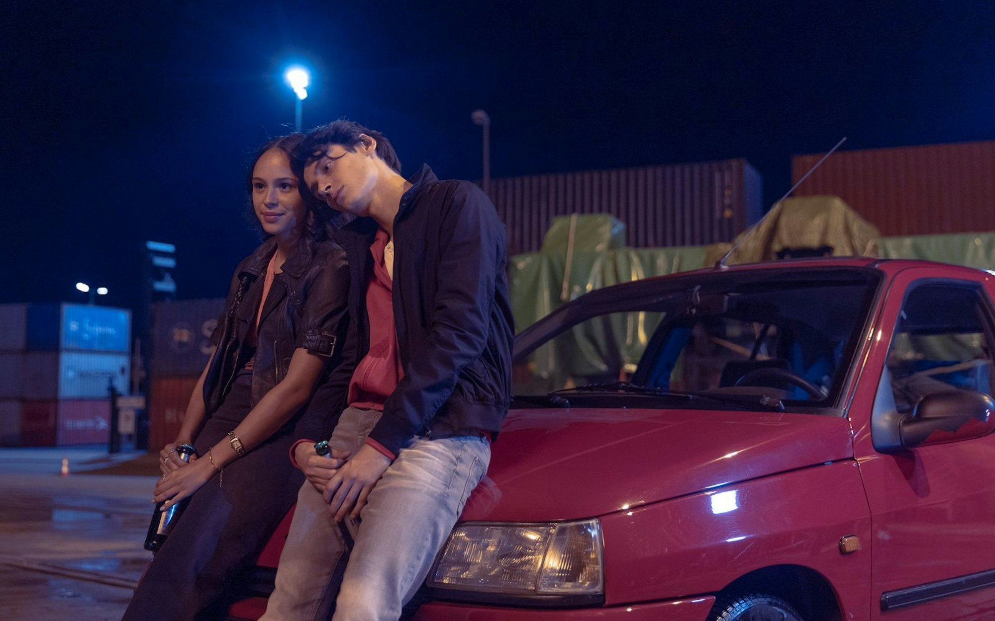 Charlotte (Zoe Fürmann) und Yussuf (Eren M. Güvercin) verstehen sich gut. (Bild: 2025 Discovery Communications Benelux B.V.)