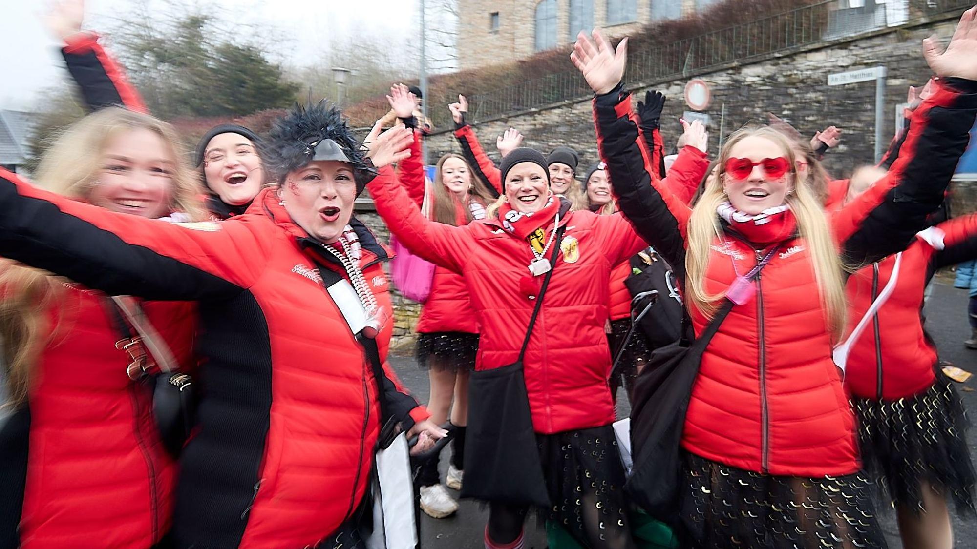 Die Prinzengarde des Sötenicher Schlipse durfte nicht im Zug fehlen.
