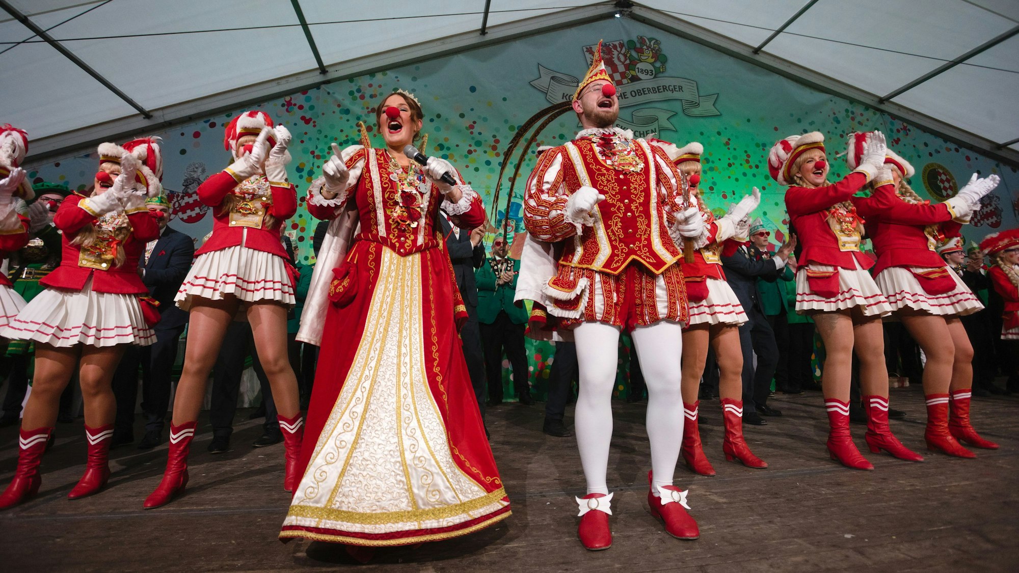 Das Engelskirchener Prinzenpaar tanzt und singt auf der Bühne.