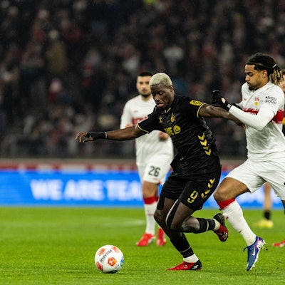 Ragnar Ache hatte gegen Lorenz Assignon und dessen Stuttgarter Abwehrkollegen einen schweren Stand. Ein schönes Tor gelang ihm dennoch.