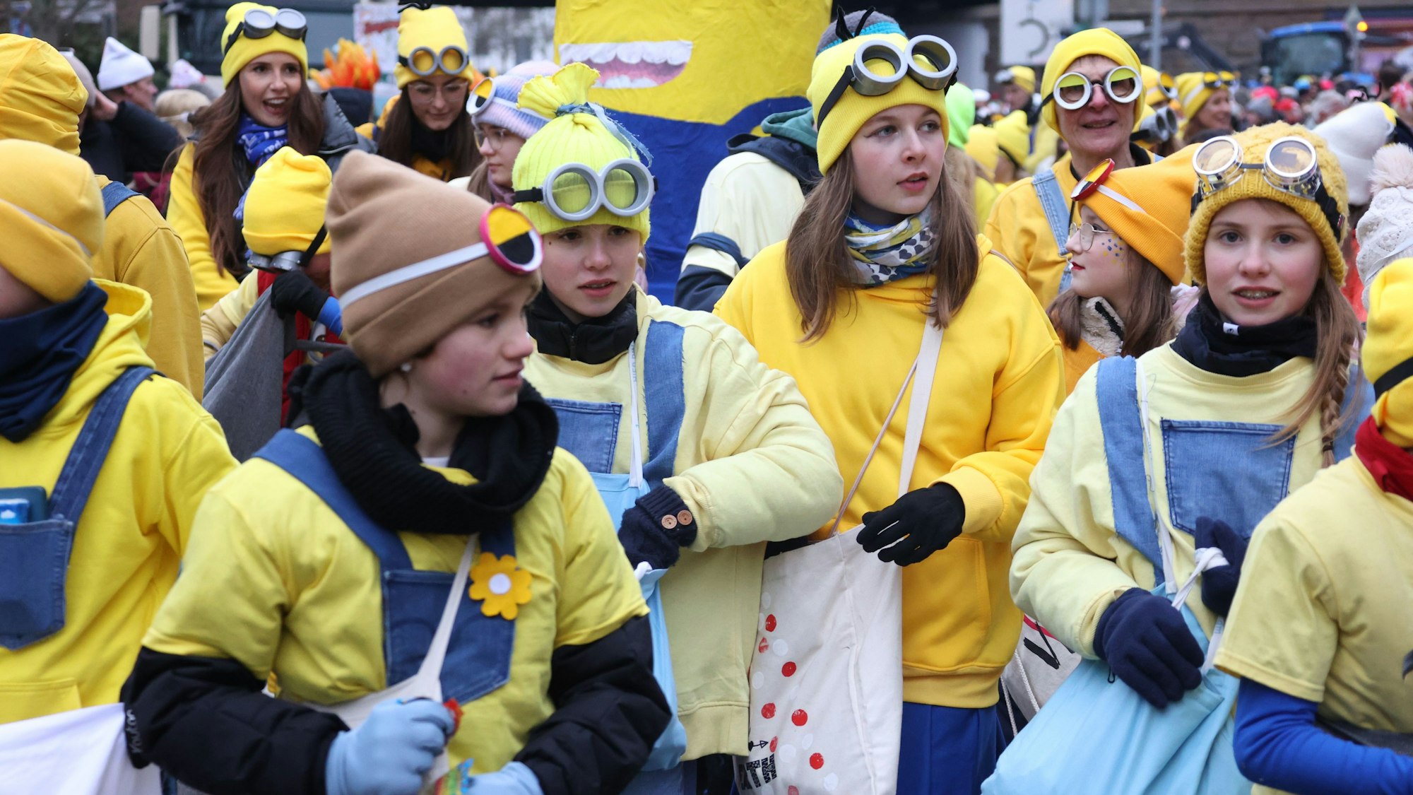 Die rund 100 Minions von der Marienschule Euskirchen waren als größte Gruppe im Südtadtzug unterwegs.