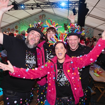 Eine Gruppe ist als Konfetti verkleidet.