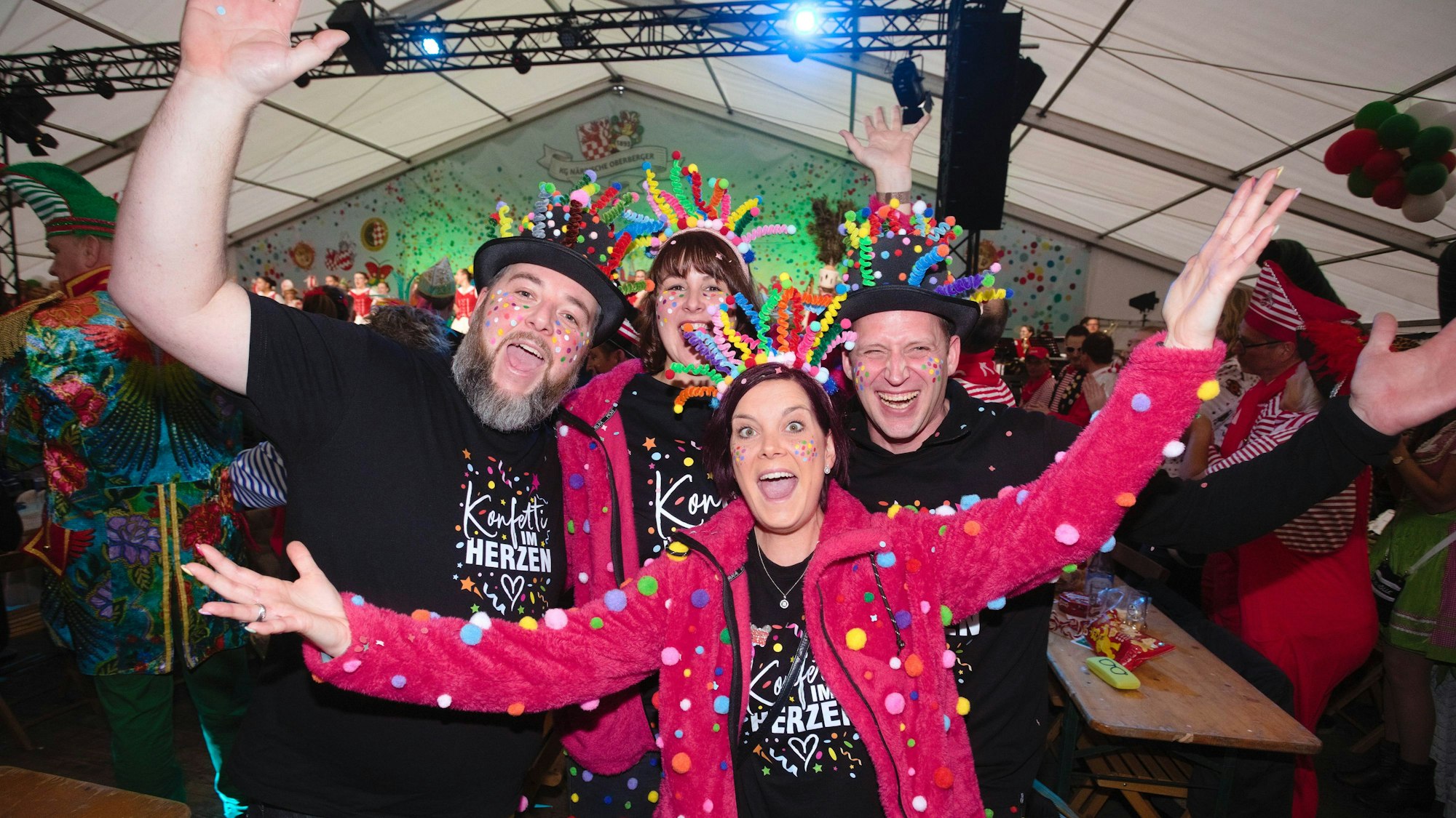 Eine Gruppe ist als Konfetti verkleidet.