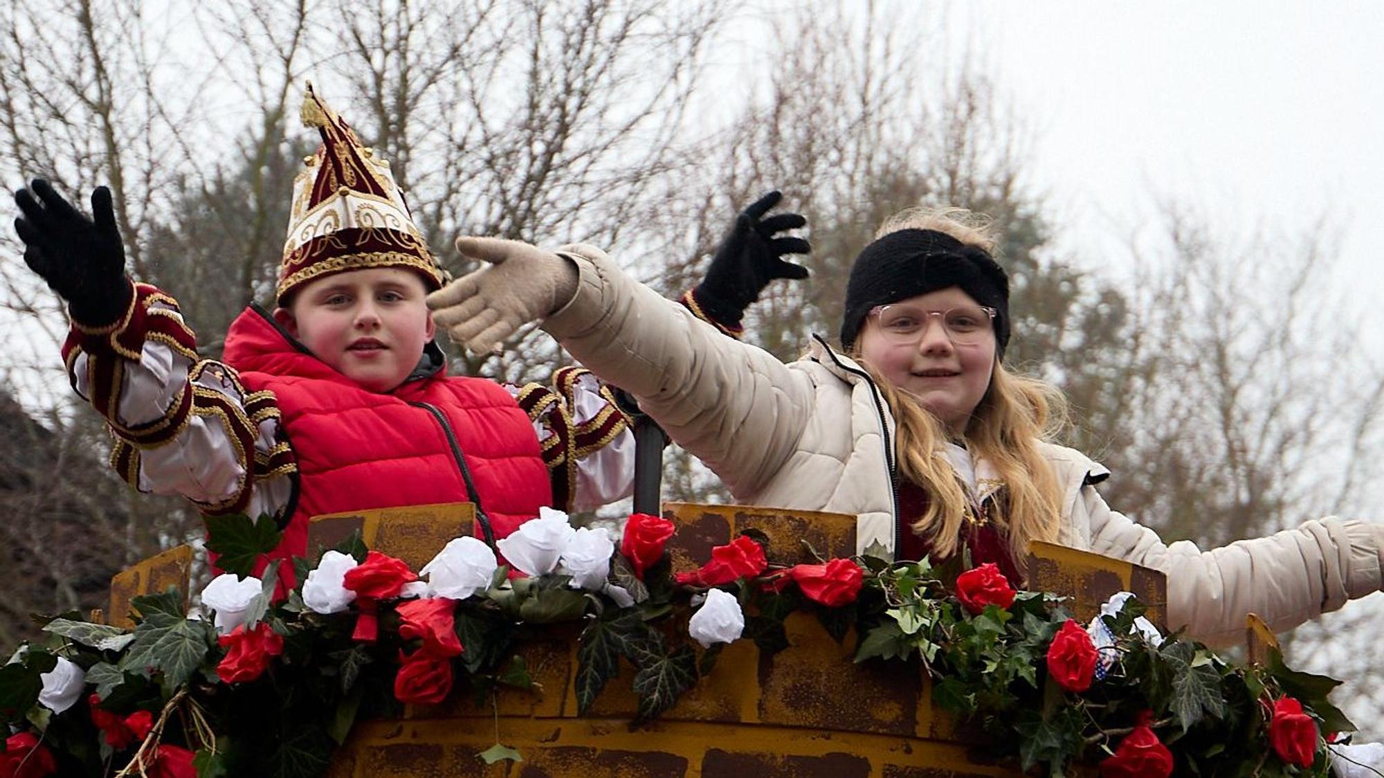 Prinz John und Prinzessin Mila, das Kinderprinzenpaar der Sötenicher Schlipse, ließ sich von den Jecken am Zugweg feiern.