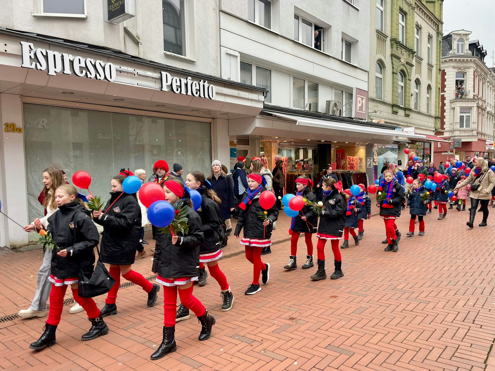 Verkleidete Menschen ziehen durch die Opladener Fußgängerzone.