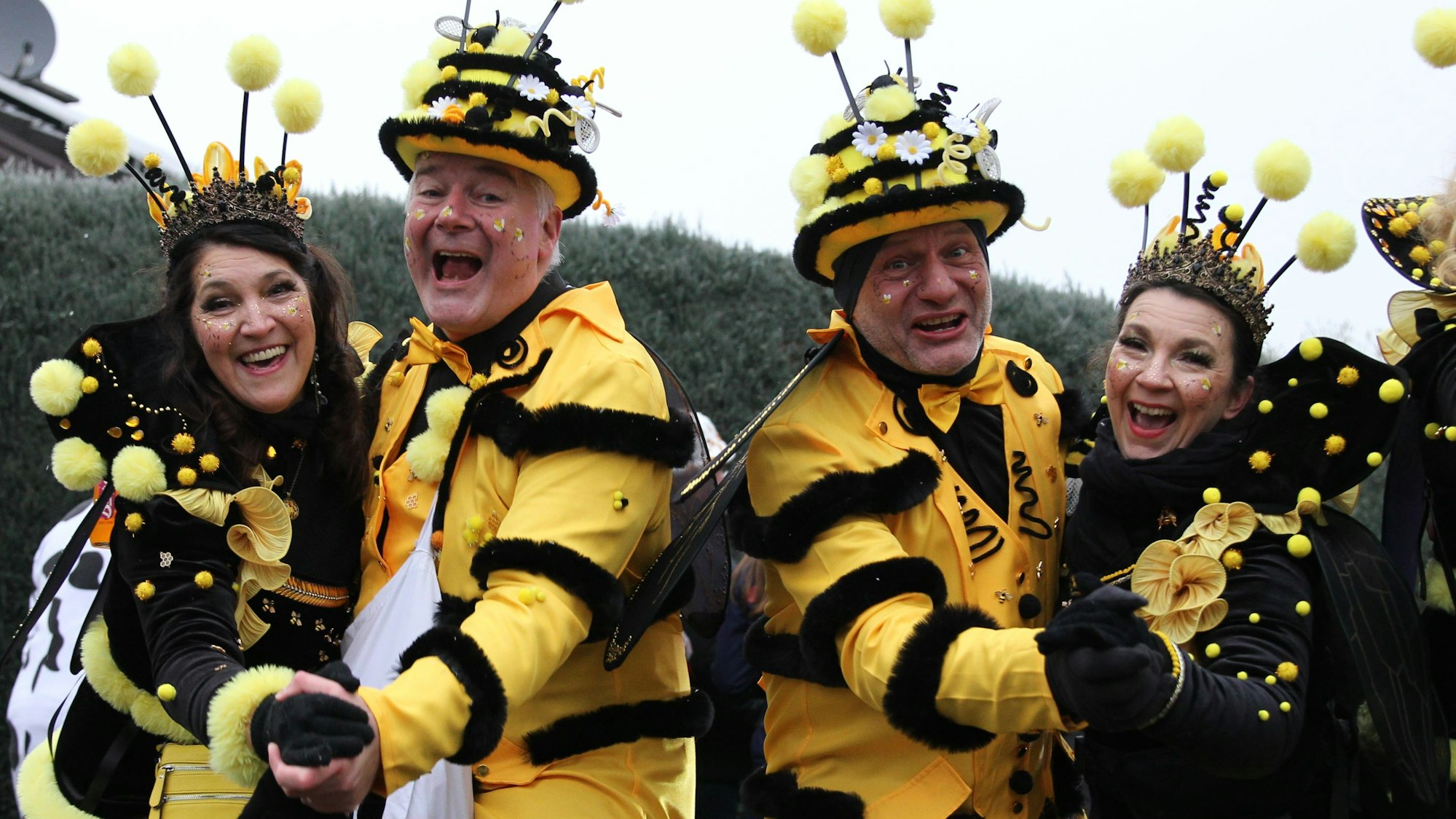 Auch wenn es noch etwas kalt ist, legen diese Bienen eine Tanzeinlage ein: Alexandra (v.l.) und Uli Zender, Knut Wienecke und Nicole Nassiry.