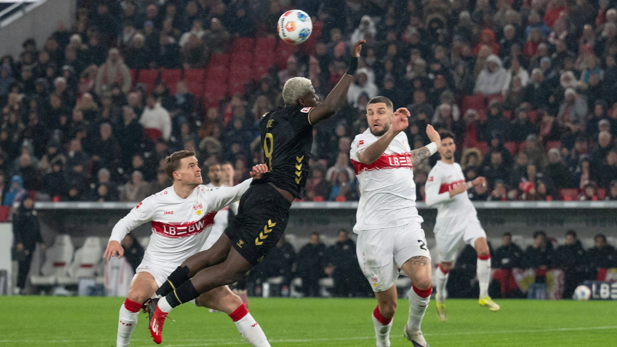 Ache wird von Mittelstädt klar geschubst, doch erneut gab es keinen Elfmeter für Köln.