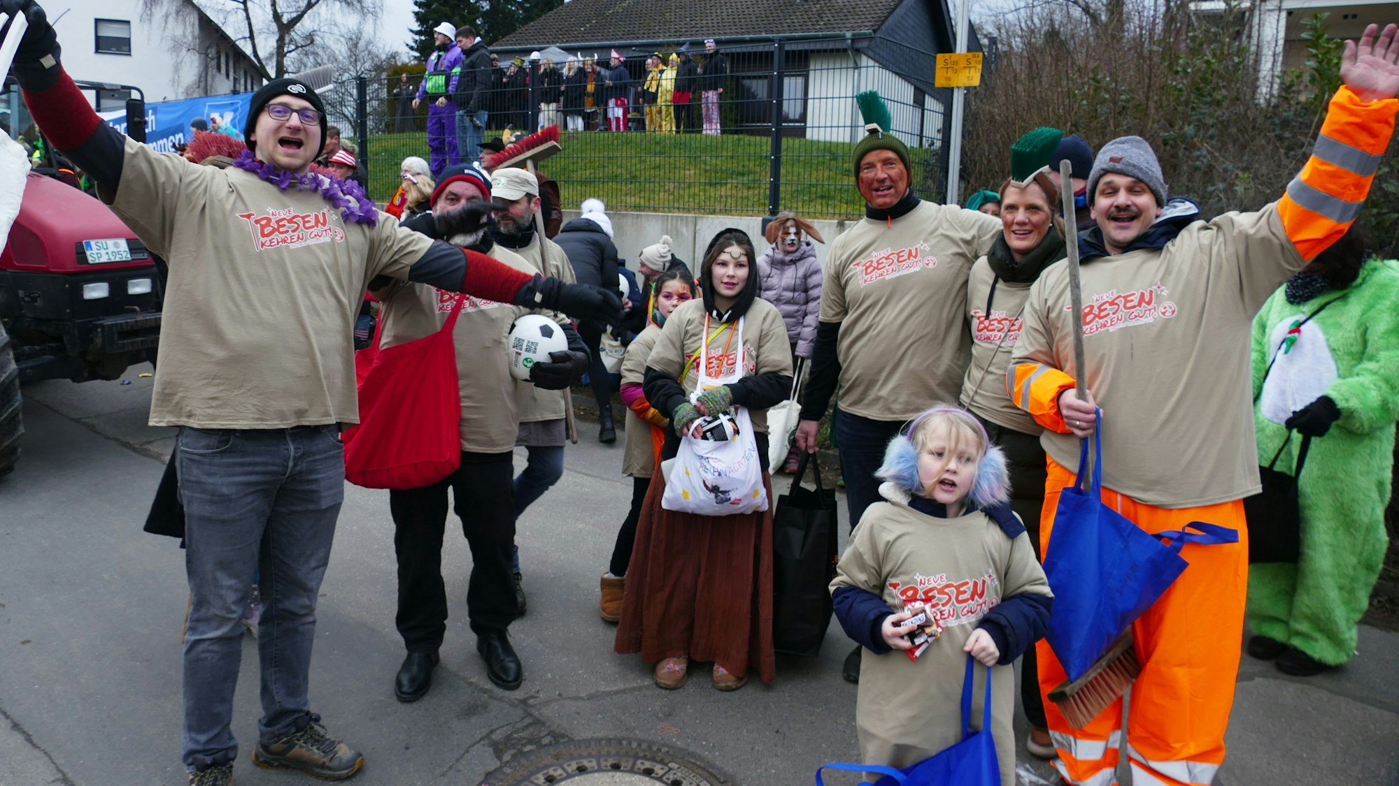 Bereits am Sanstag gingen die ersten Züge in Rhein-Sieg: Der Verkehrs- und Verschönerungsverein Pohlhausen kehrt den Neunkirchen-Seelscheider Ortsteil.