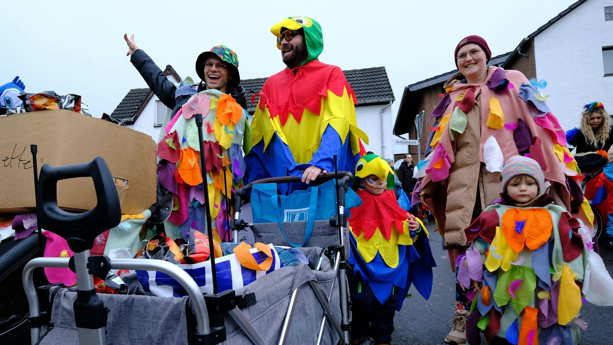 Bunt wie ein Papagei: So lautete in diesem Jahr das Motto des Awo-Kindergartens Bergheim, der mit insgesamt 65 schrägen Vögeln, darunter auch etlichen Mamageien, die größte Gruppe bildete.