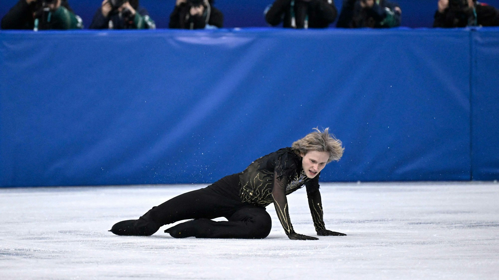 Ilia Malinin liegt nach einem Sturz auf dem Eis.