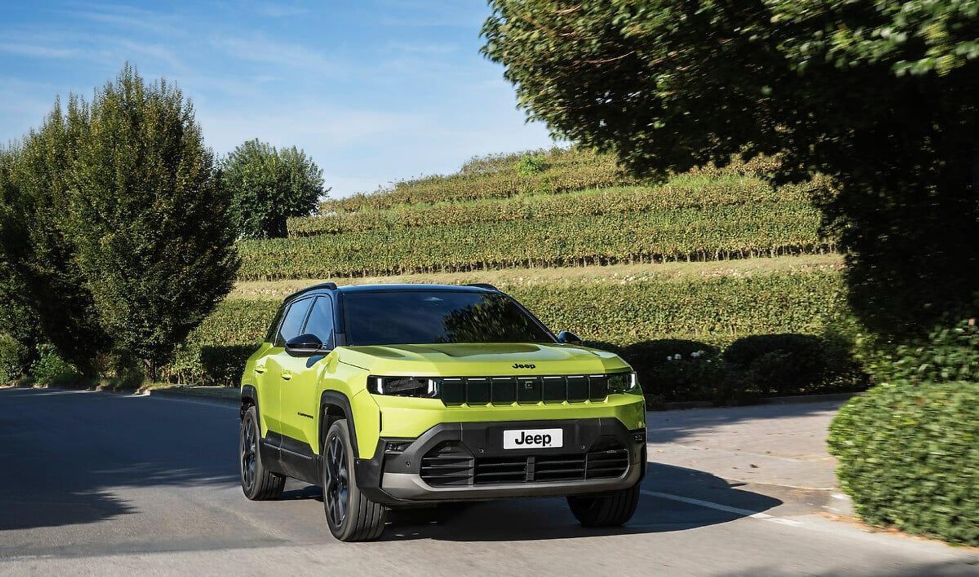 Ein hellgrüner Jeep Compass Facelift in einer Außenaufnahme.