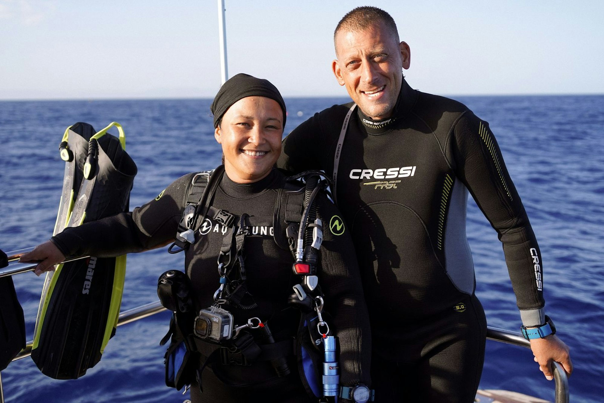 Gemeinsam mit seiner Partnerin Evelyn gibt Matthias Tauchkurse und räumt mit seinen Schülerinnen und Schülern unter Wasser auf. (Bild: ZDF/Smilla Heckel)