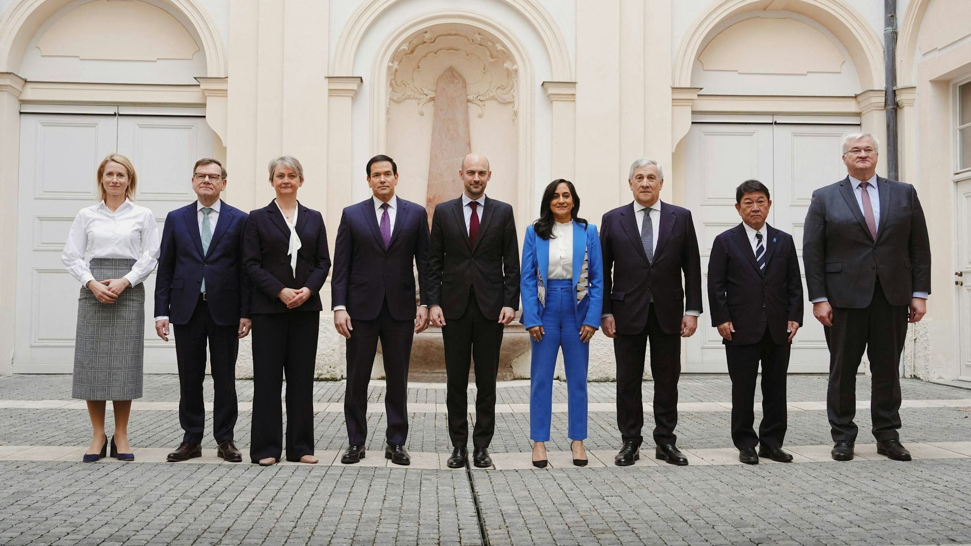 Beim G7-Außenministertreffen am Rande der 62. Münchner Sicherheitskonferenz posieren (v. l.) Kaja Kallas, Johann Wadephul, Yvette Cooper, Marco Rubio, Jean-Noël Barrot, Anita Anand, Antonio Tajani, Toshimitsu Motegi und Andrij Sybiha für ein gemeinsames Gruppenfoto in München.