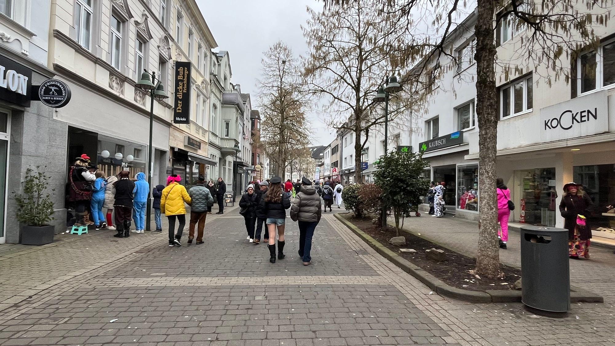 Kurz bevor der Zug eintrifft, ist es in der Fußgängerzone noch ungewöhnlich leer.