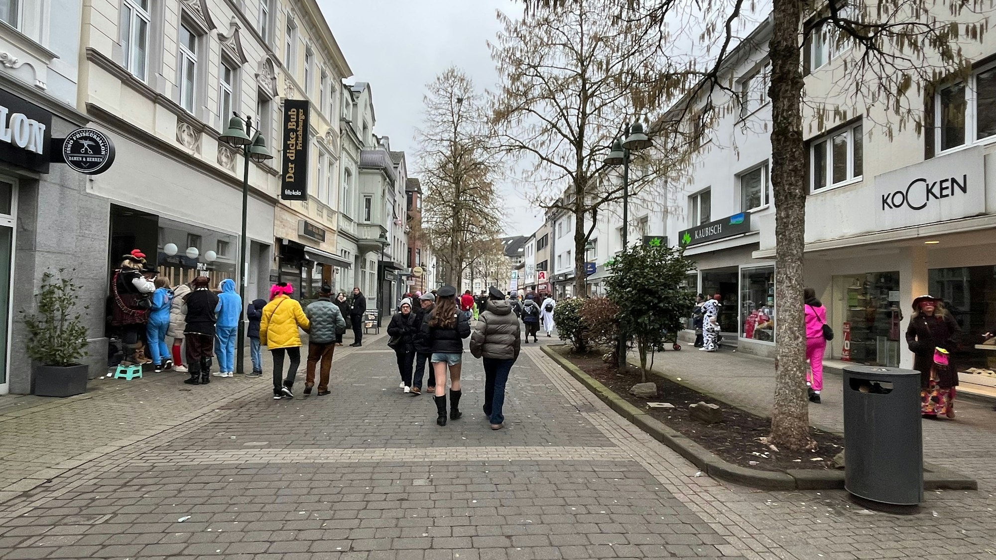 Kurz bevor der Zug eintrifft, ist es in der Fußgängerzone noch ungewöhnlich leer.