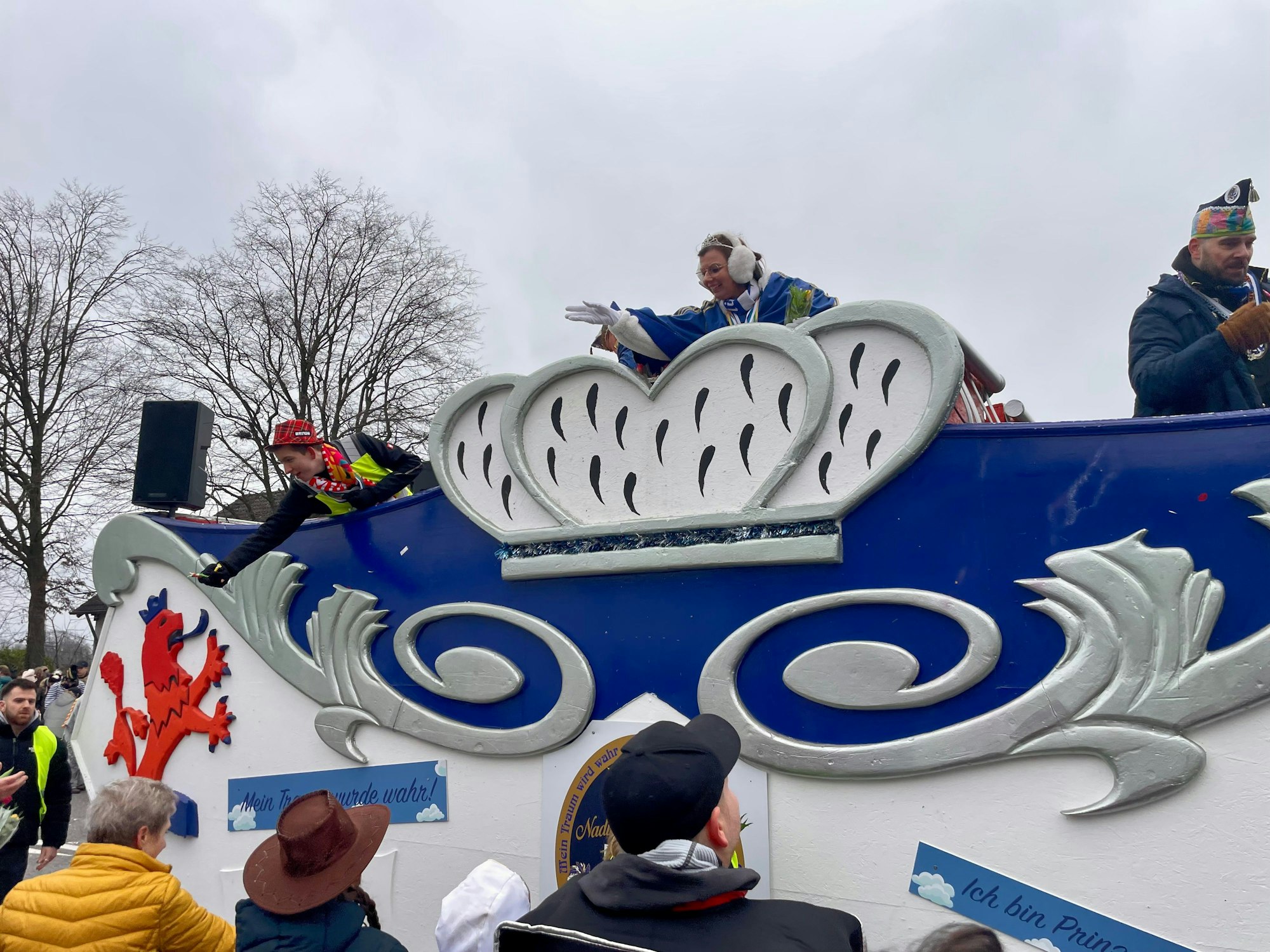 Ihr Traum ist wahr geworden: Prinzessin Nadine I. beschließt den Blütensamstagszug.