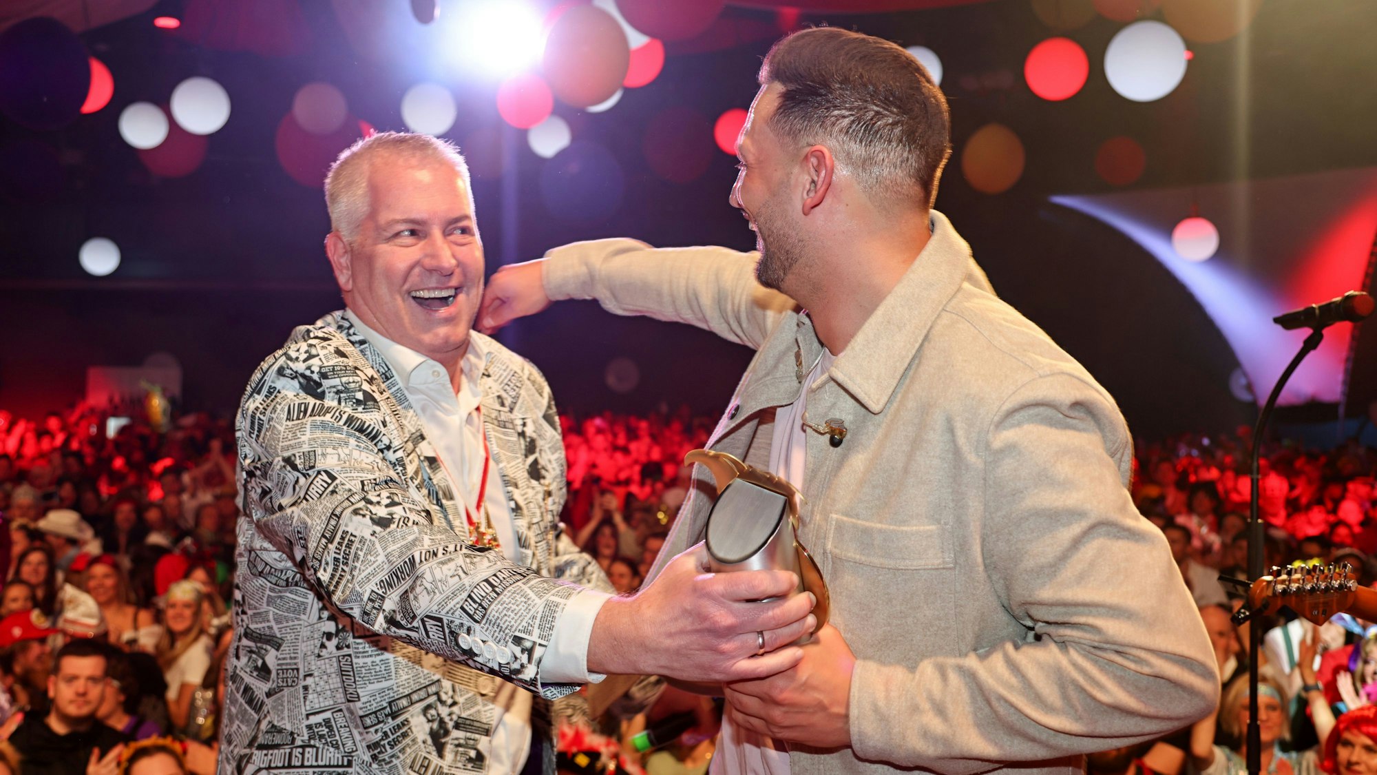 Marcel Schwamborn überreicht den Närrischen Oscar an Stevie Sauer.