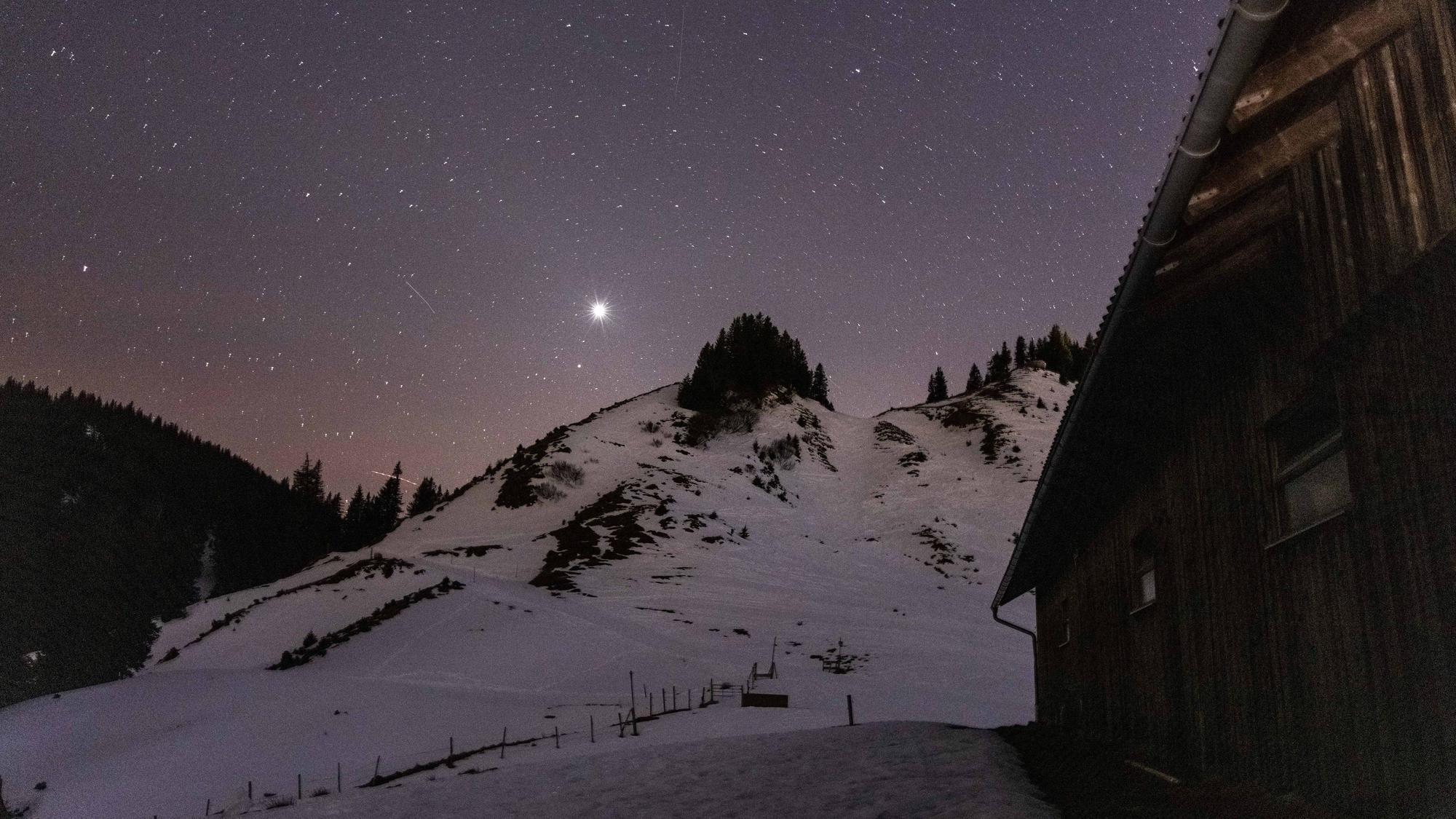 Die Sterne und die Venus leuchten am Abend über der Alpspitz in den Allgäuer Alpen.