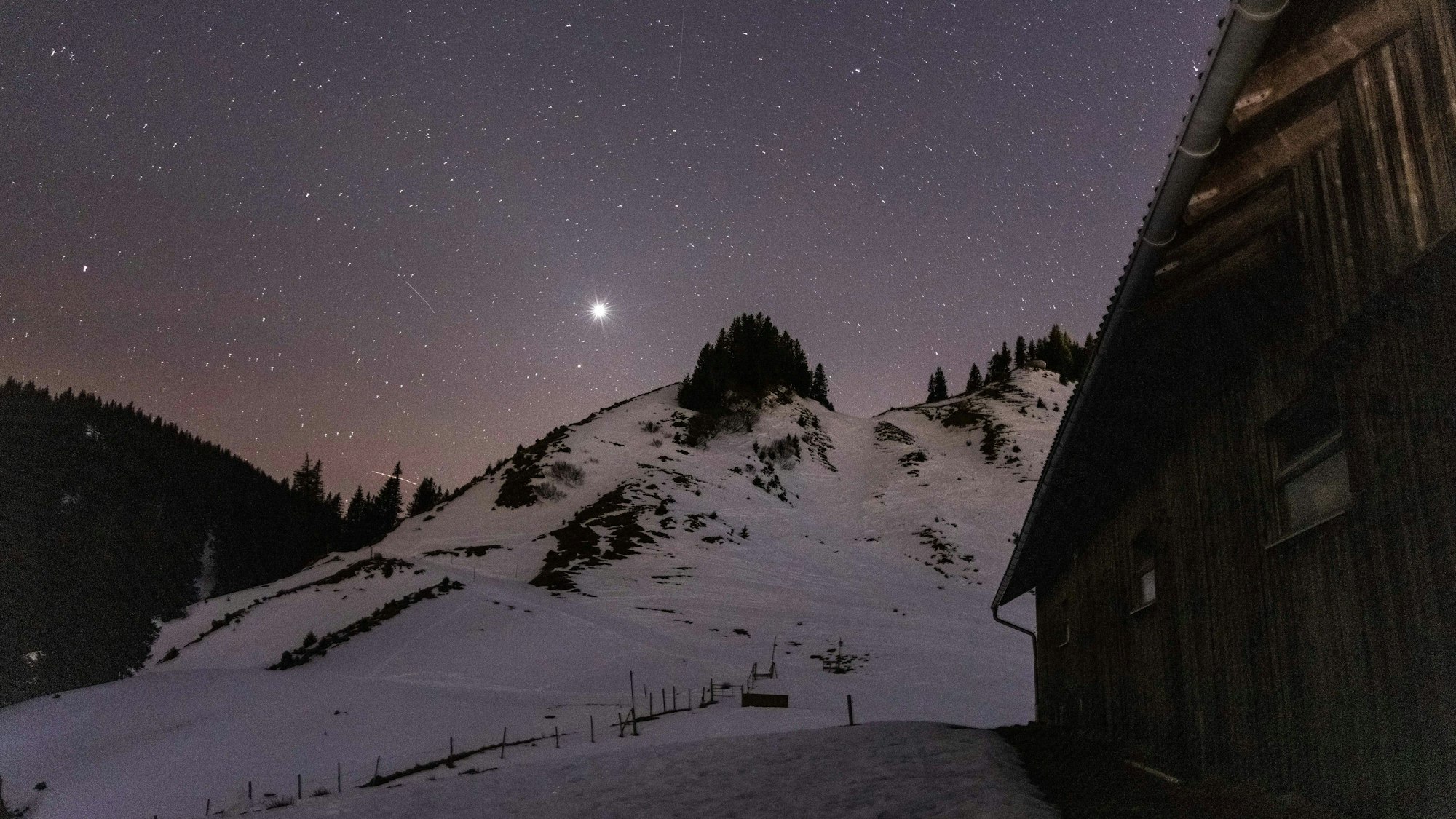 Die Sterne und die Venus leuchten am Abend über der Alpspitz in den Allgäuer Alpen.