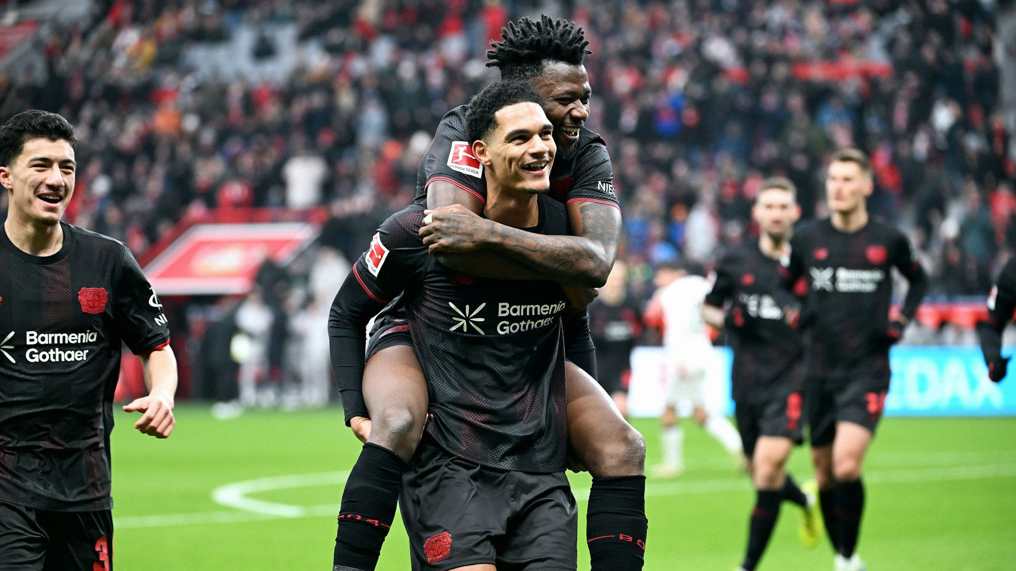 Fussball, Bundesliga, Deutschland, Herren, Saison 2025/2026, 22. Spieltag, BayArena Leverkusen: Bayer Leverkusen - FC St. Pauli Jubel Jarell Quansah LEV nach seinem Tor zum 1:0, zusammen mit Edmond Tapsoba LEV. Jubel, Freude, Aktion. *** Football, Bundesliga, Germany, Men, Season 2025 2026, 22 Matchday, BayArena Leverkusen Bayer Leverkusen FC St Pauli Cheers Jarell Quansah LEV after his goal for 1 0, together with Edmond Tapsoba LEV Cheers, joy, action