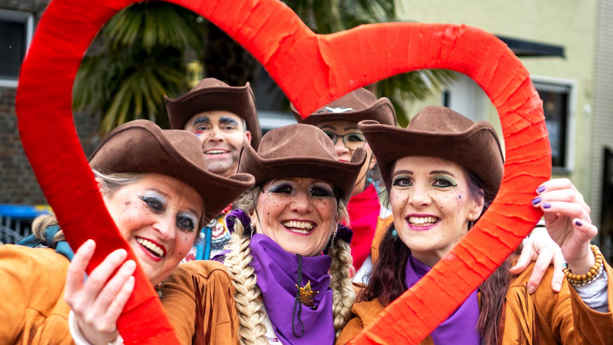 Ein Herz für Weilerswist, ein Herz für Karneval: Die Gruppe um Regina Arz war herrlich jeck.