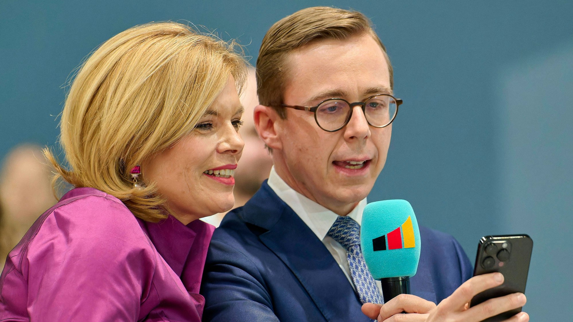 Julia Klöckner und Philipp Amthor machen Selfies.