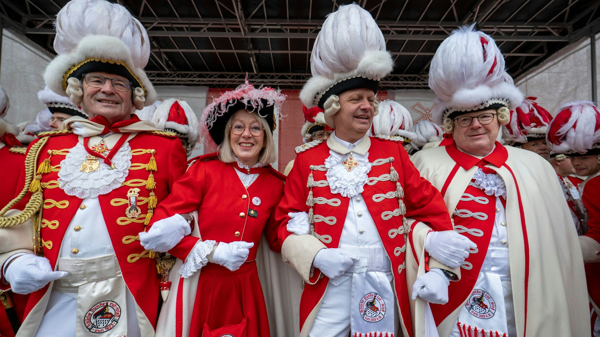 Elfi Scho-Antwerpes und Torsten Burmester feiern mit den Roten Funken.