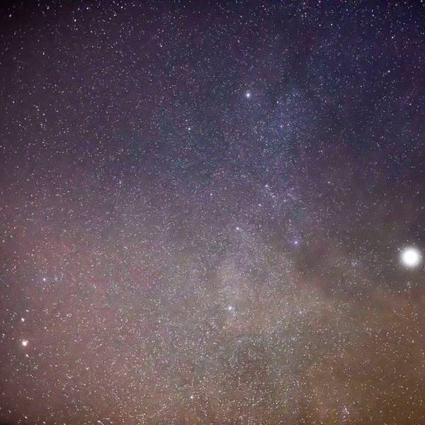 Am 28. Februar 2026 wird eine Planetenparade zu sehen sein: Sechs Planeten – Mars, Jupiter, Uranus, Neptun, Venus und Saturn – stehen dann nahezu in einer Linie am Himmel.