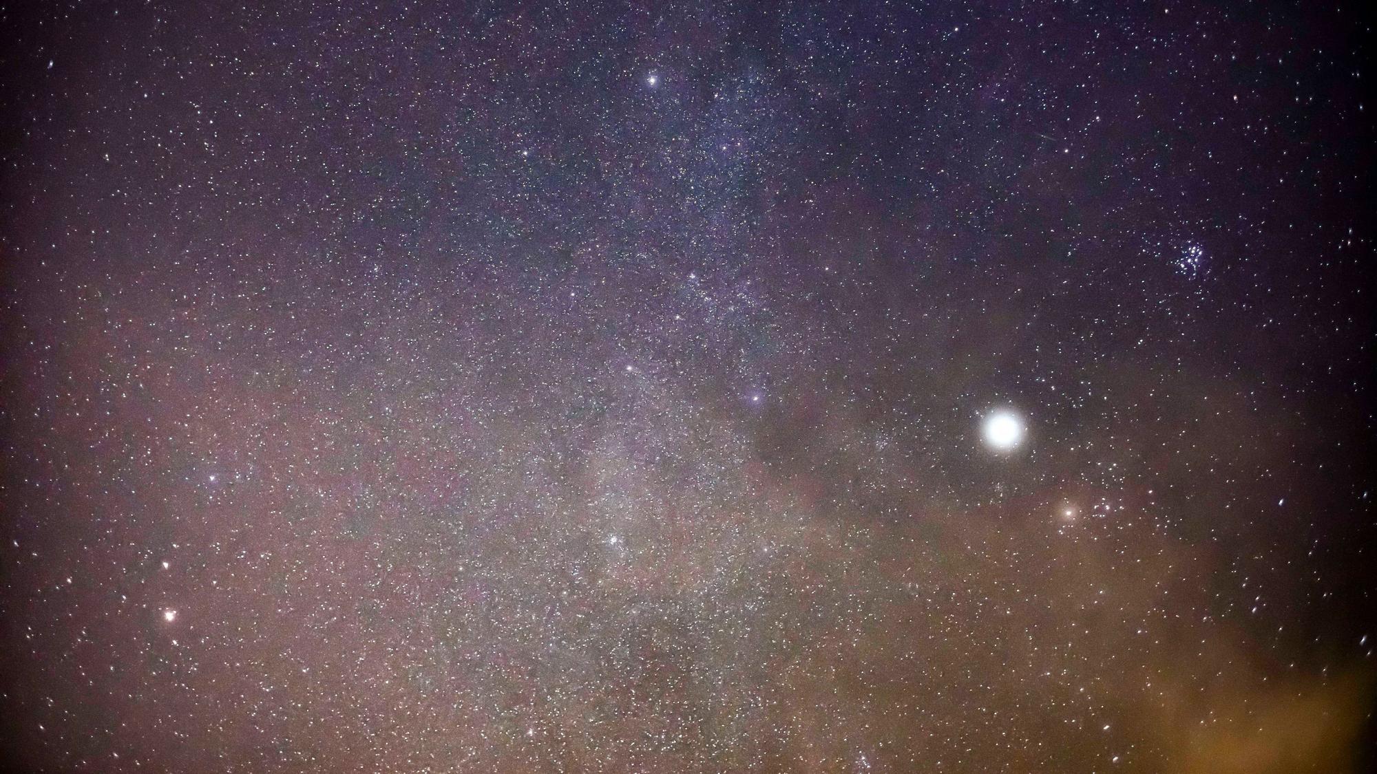 Am 28. Februar 2026 wird eine Planetenparade zu sehen sein: Sechs Planeten – Mars, Jupiter, Uranus, Neptun, Venus und Saturn – stehen dann nahezu in einer Linie am Himmel.