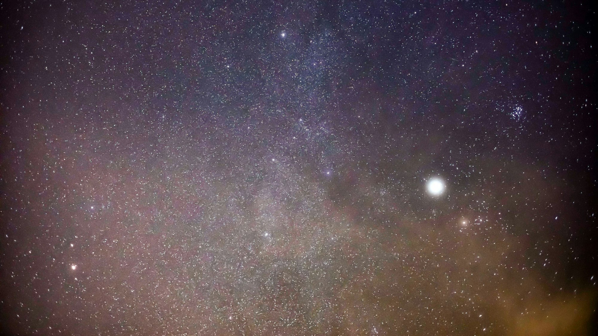 Am 28. Februar 2026 wird eine Planetenparade zu sehen sein: Sechs Planeten – Mars, Jupiter, Uranus, Neptun, Venus und Saturn – stehen dann nahezu in einer Linie am Himmel.