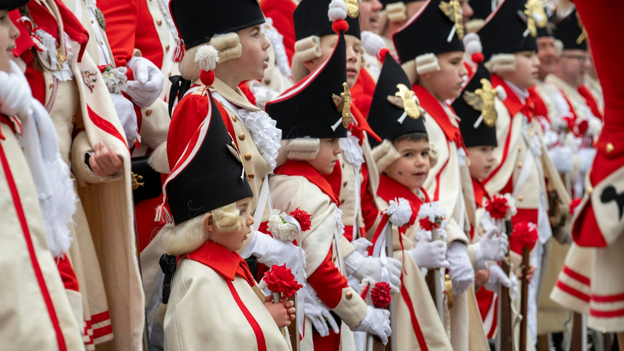 Die Roten Funken feiern beim Funken-Biwak.