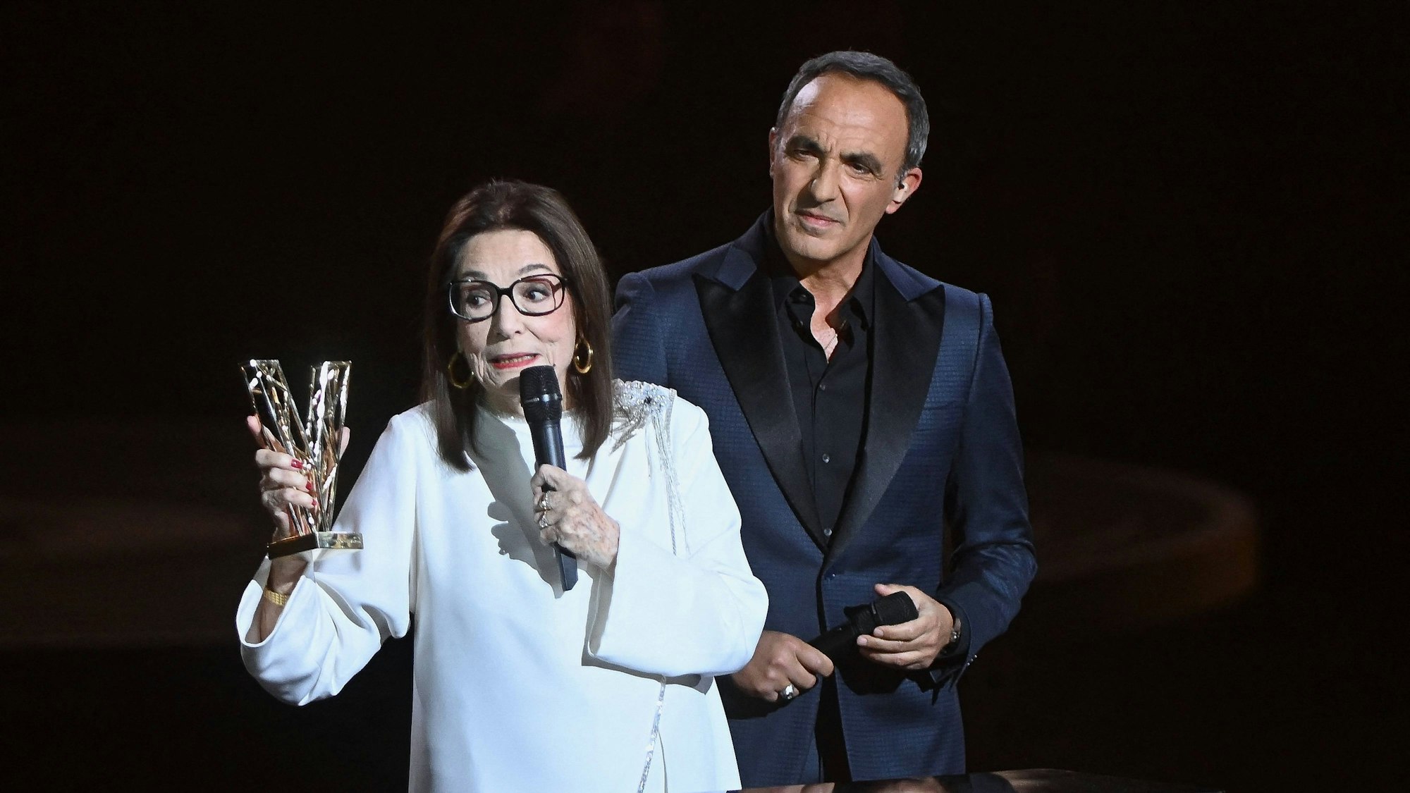 Nana Mouskouri nahm am 13. Februar 2026 bei der 41. Verleihung der „Les Victoires de la Musique“ in der La Seine Musicale in Boulogne-Billancourt einen Ehrenpreis entgegen.