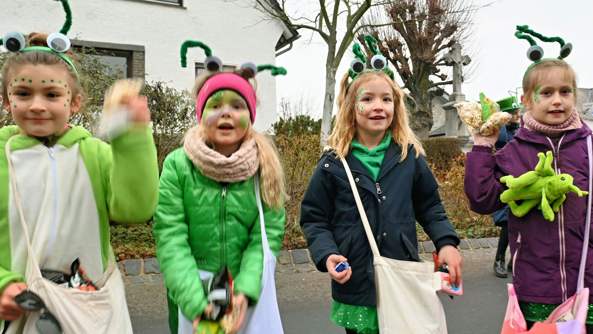 Mit den „Little Crystals“ nahmen auch die jüngsten Tänzerinnen Billigs mit einer eigenen Gruppe am Karnevalszug teil.
