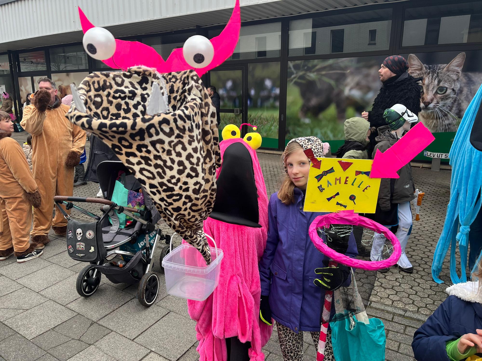 Die Freundinnen Luna und Mathilda haben Kamelle-Fänger gebastelt.