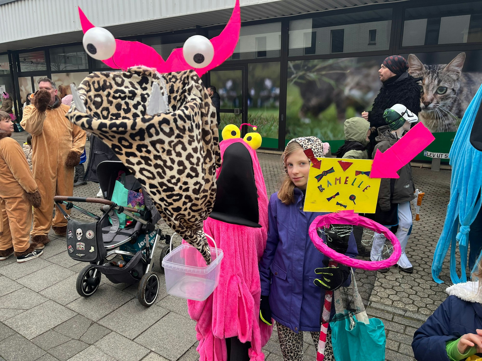Die Freundinnen Luna und Mathilda haben Kamelle-Fänger gebastelt.