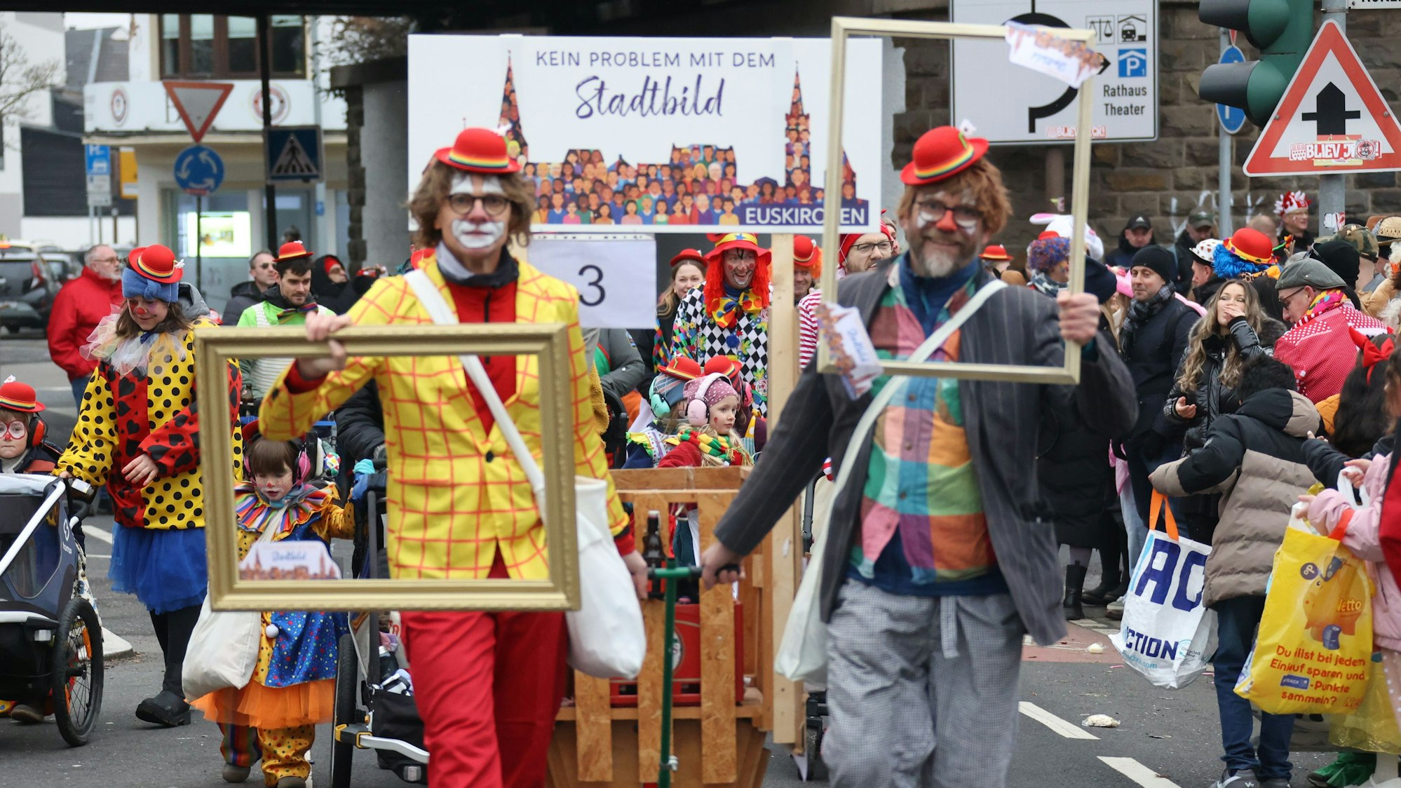 Die Gruppe Sina hat kein Problem mit dem Stadtbild, denn bei ihr ist jeder Jeck anders.