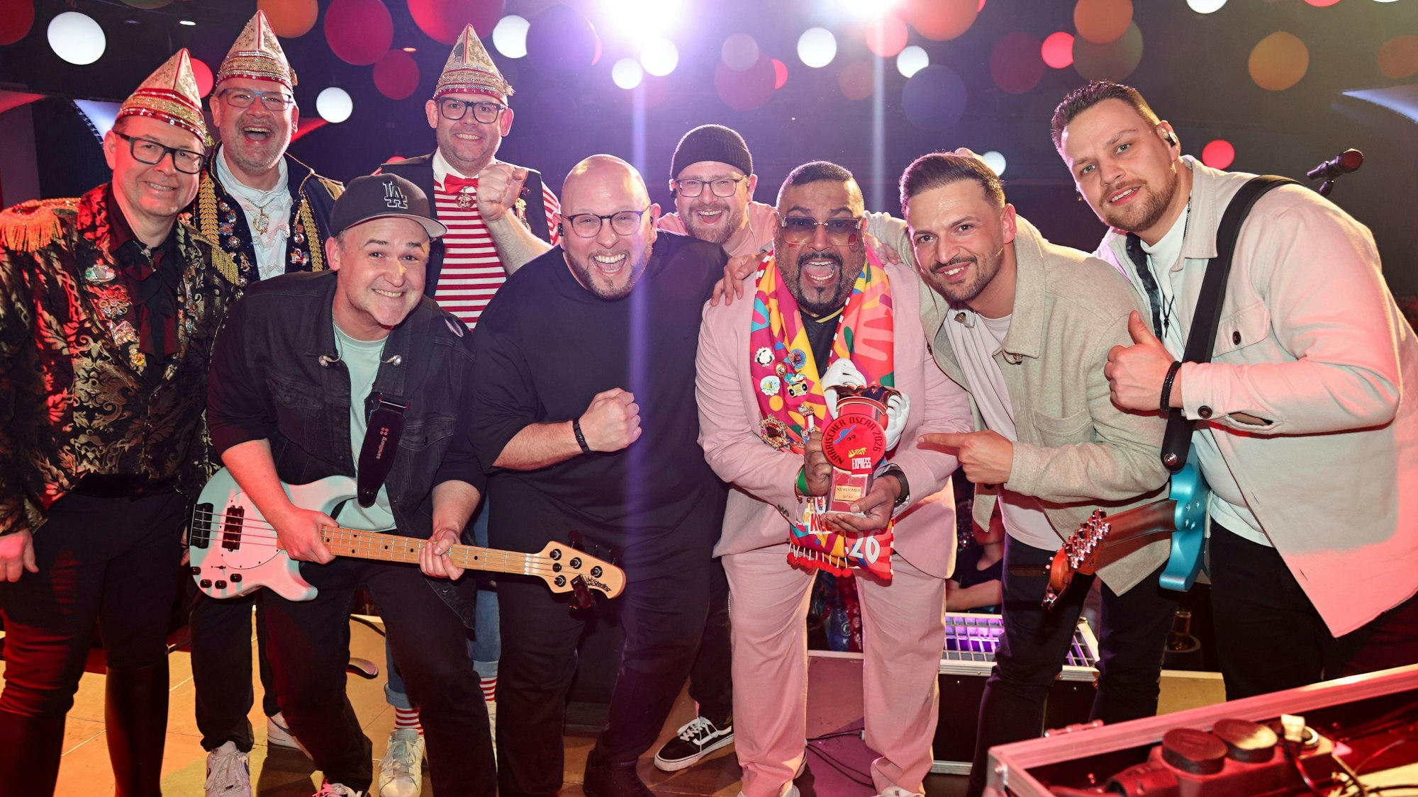 Die Gruppe Bel Air feiert den Närrischen Oscar auf der Bühne.