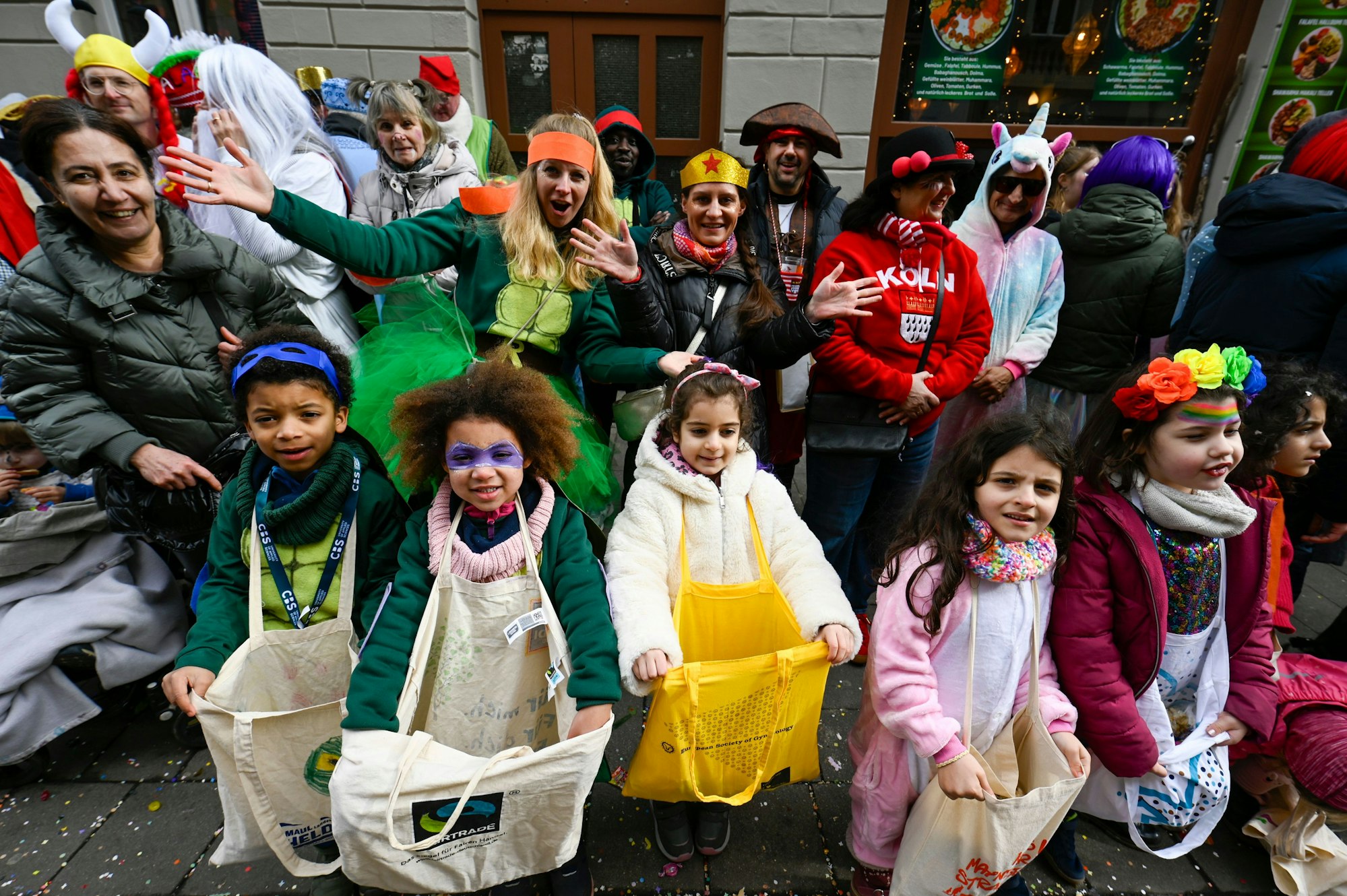 15.02.2026, Köln: Die Schull- un Veedelszöch ziehen durch die Severinstraße. Foto: Uwe Weiser