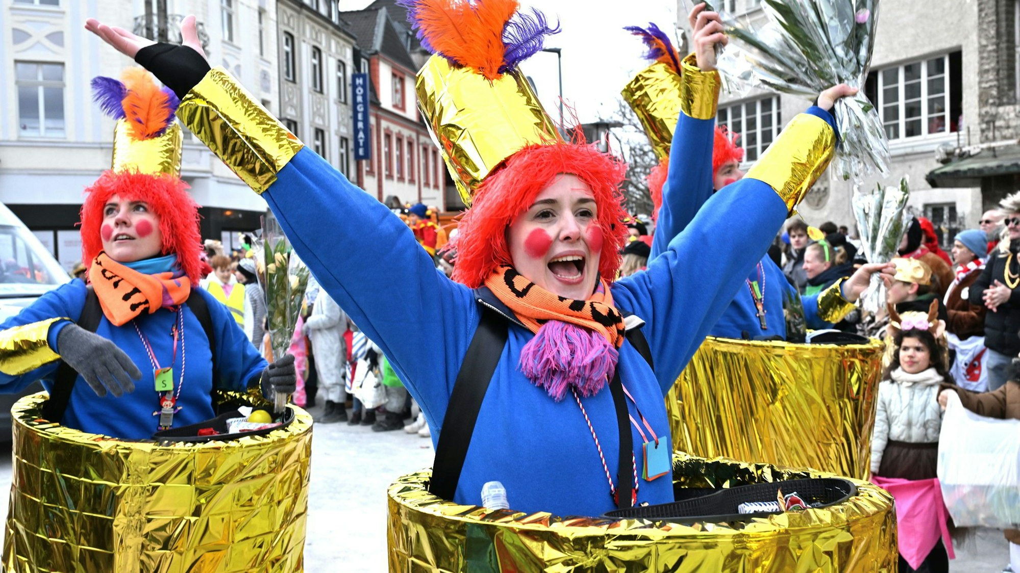 Passend zu ihrer „Hebborner Puppenkiste“ gingen die Hebborner Buure als Blechbüchsen-Ritter und holten damit auch einen 3. Fußgruppen-Platz.