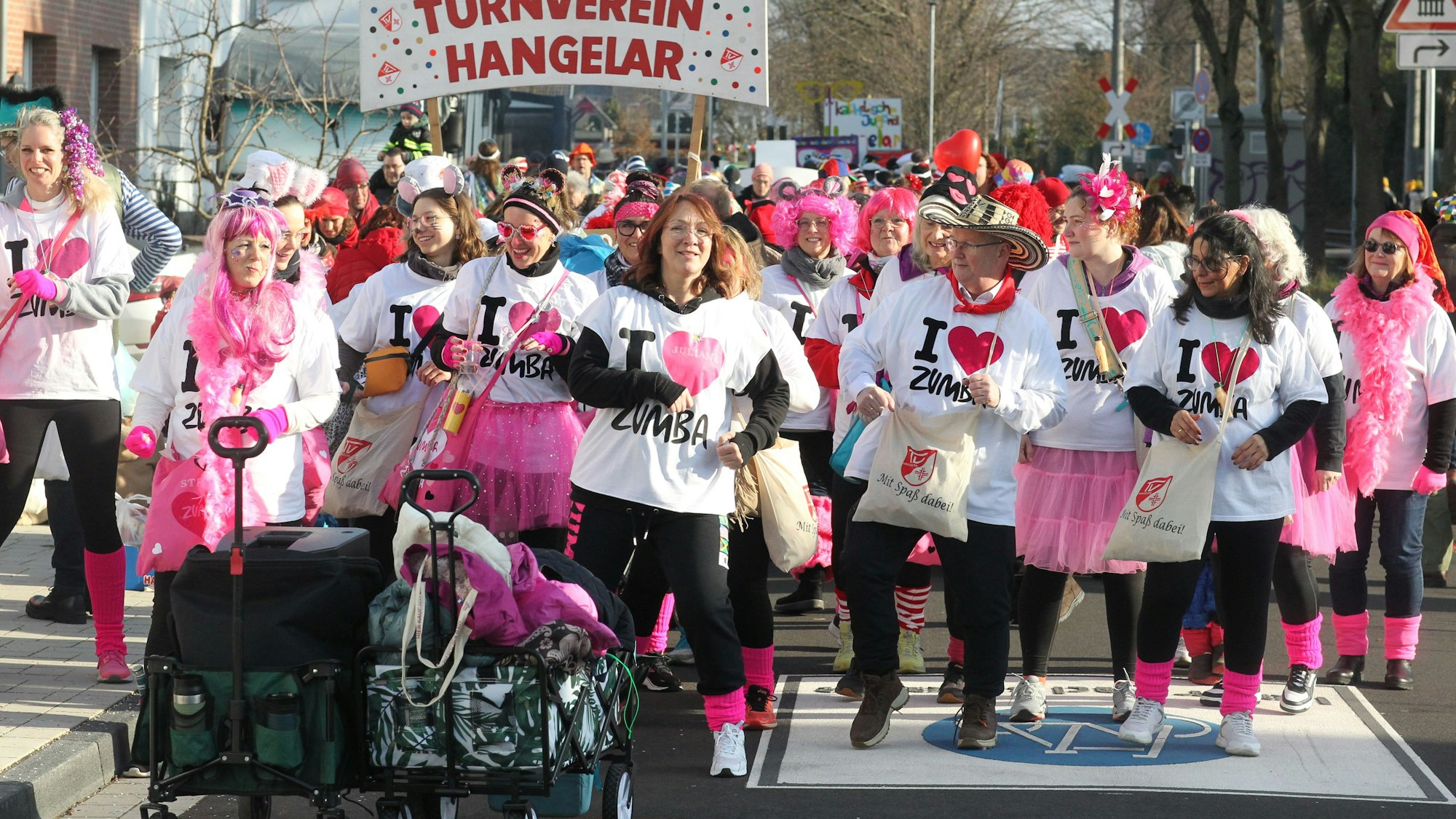 Die Mitglieder des Turnverein Hangelar schwunkelten sich in der Früh mit Zumbaschritten warm.