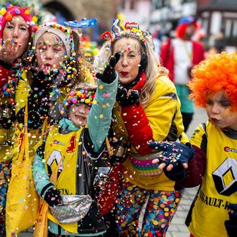 Konfetti und Alaaf: Auch beim Zoch in Bad Münstereifel eine perfekte Kombination.