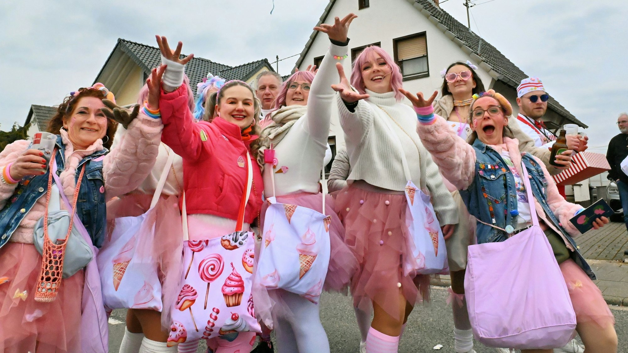 Passend zum Namen verteilten die Candy-Girls kiloweise begehrte Süßigkeiten unter den Schwerfener Jecken.