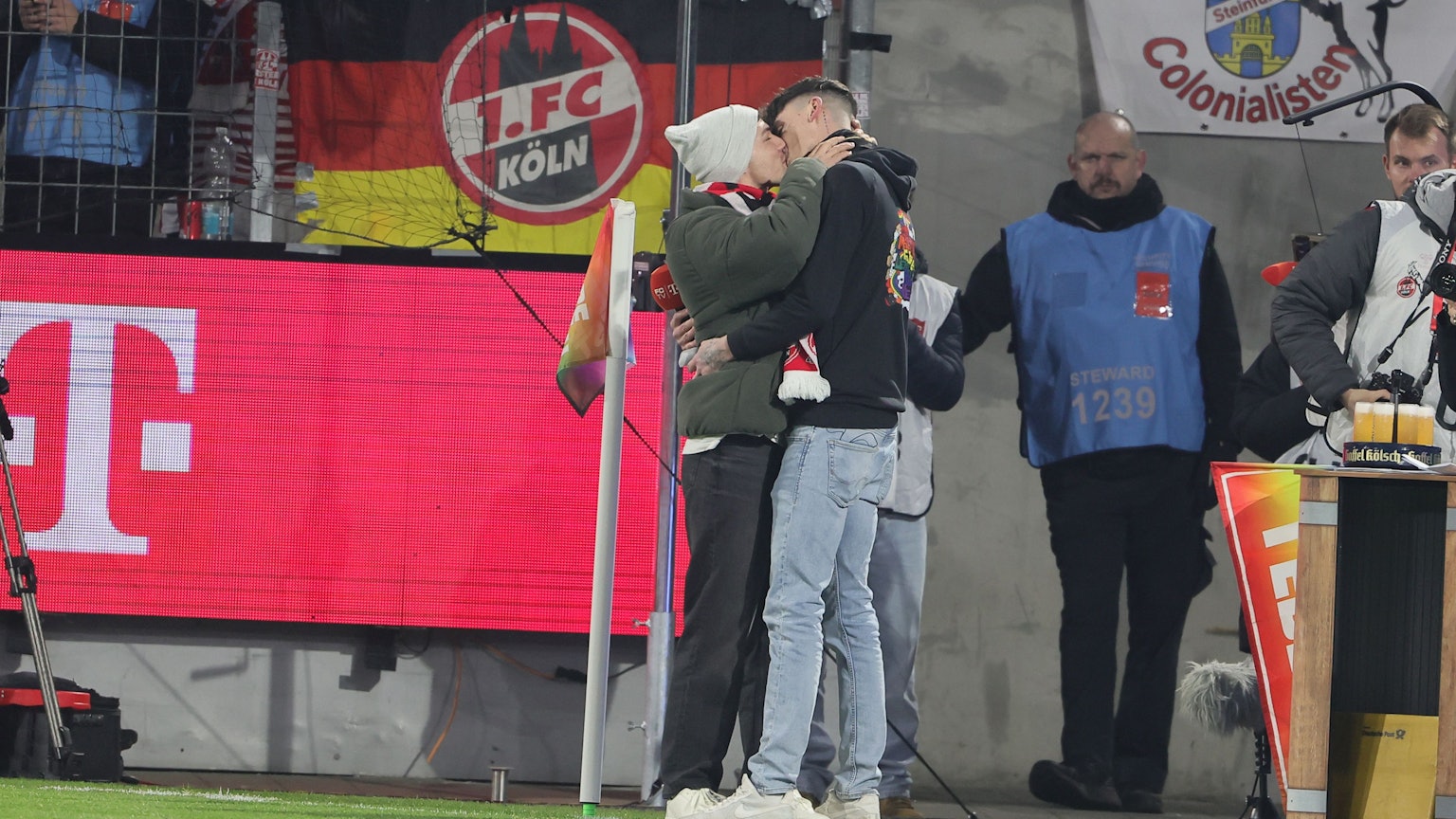 1. FC Köln vs. VFL Wolfsburg, 20. Spieltag, 30.01.2026, 20.30 Uhr: Eine Viertelstunde vor dem Anpfiff griff Pascal Kaiser zum Mikrofon und machte seinem Freund Moritz einen Heiratsantrag.