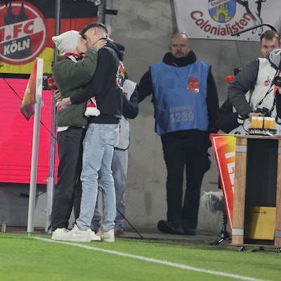 1. FC Köln vs. VFL Wolfsburg, 20. Spieltag, 30.01.2026, 20.30 Uhr: Eine Viertelstunde vor dem Anpfiff griff Pascal Kaiser zum Mikrofon und machte seinem Freund Moritz einen Heiratsantrag.
