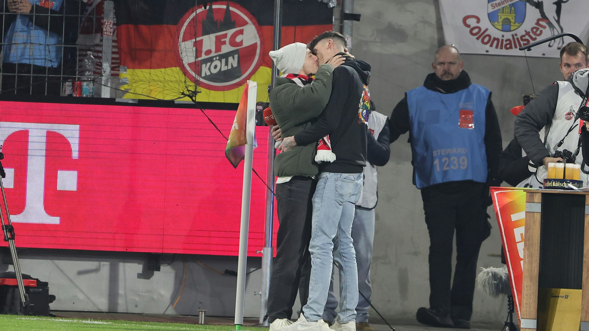 1. FC Köln vs. VFL Wolfsburg, 20. Spieltag, 30.01.2026, 20.30 Uhr: Eine Viertelstunde vor dem Anpfiff griff Pascal Kaiser zum Mikrofon und machte seinem Freund Moritz einen Heiratsantrag.
