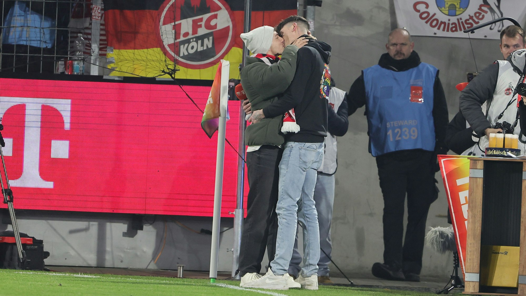 Der Kölner Schiedsrichter küsst seinen Freund im Rhein-Energie-Stadion nach dem Heiratsantrag.