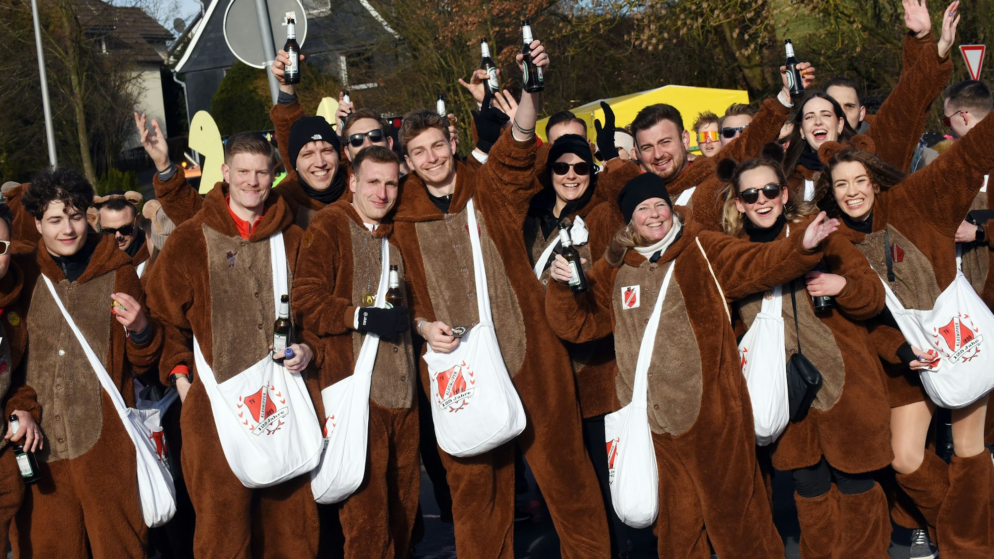Eine Gruppe im Bärenkostüm.