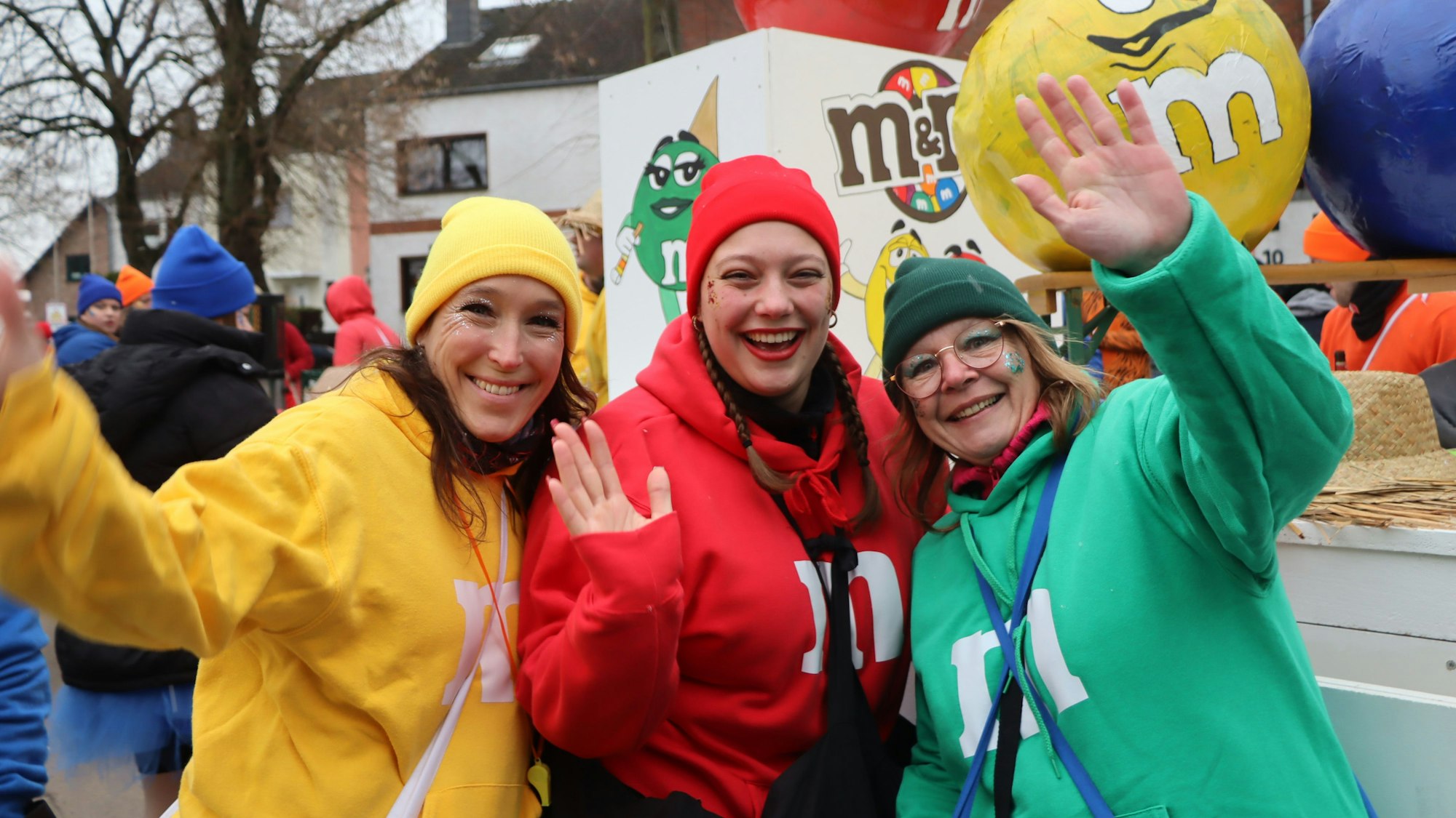 Das Foto zeigt drei Frauen, die als Süßigkeiten verkleidet sind.