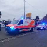 Vier Menschen kamen verletzt ins Krankenhaus, nachdem mehrere Menschen vom Wagen der Rheidter Väter gestürzt waren.